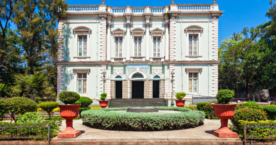 جياتاماتا أوديان (راني باوغ). حديقة حيوانات وحديقة نباتية تاريخية في مومباي